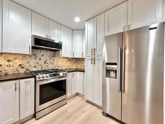 Building Photo - Move-In Ready 3/BR 2.5/BA Home with Spacious Layout & Modern Finishes