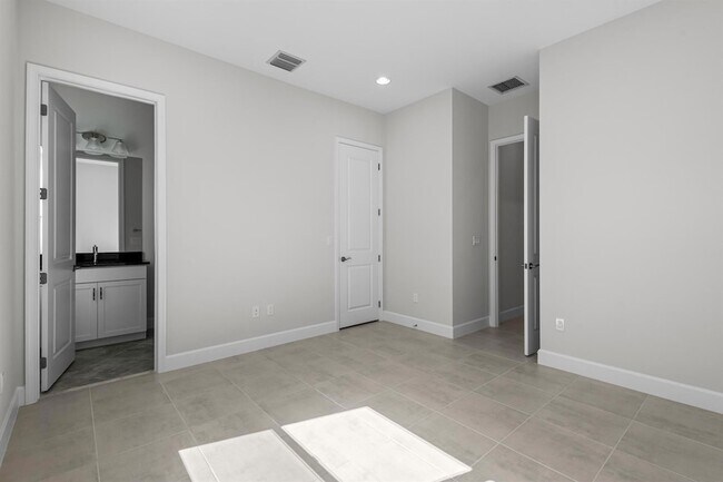 Building Photo - 14200 Lacebark