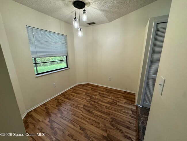 Building Photo - 1022 Ulster Ave SE