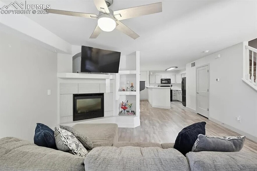 Building Photo - 2250 E La Salle St