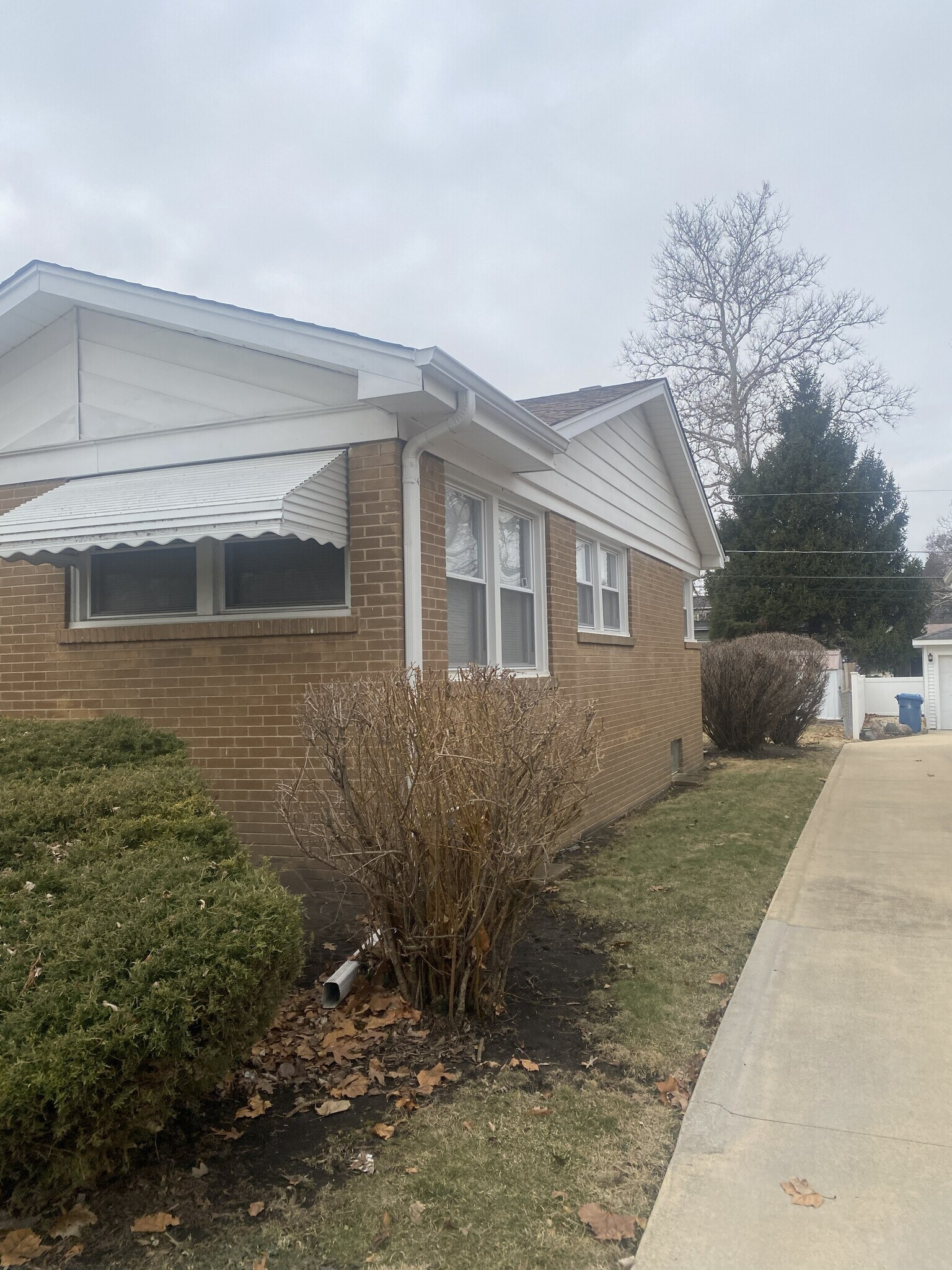 Side - 712 S Swain Ave