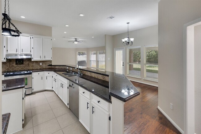 Building Photo - 3030 Hemingway Dr