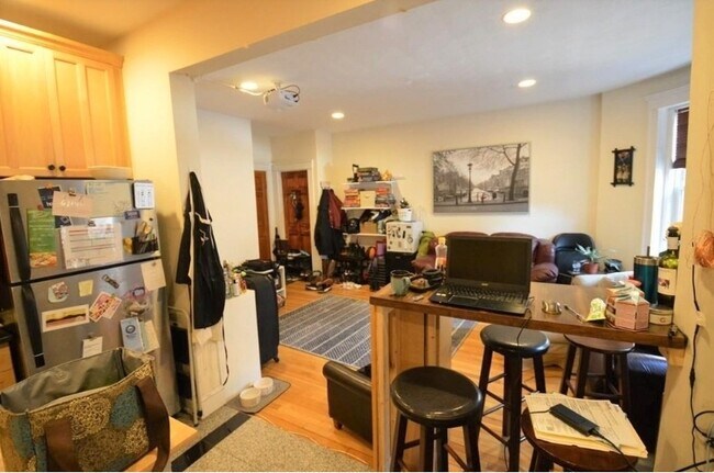 Building Photo - 69 Babcock St