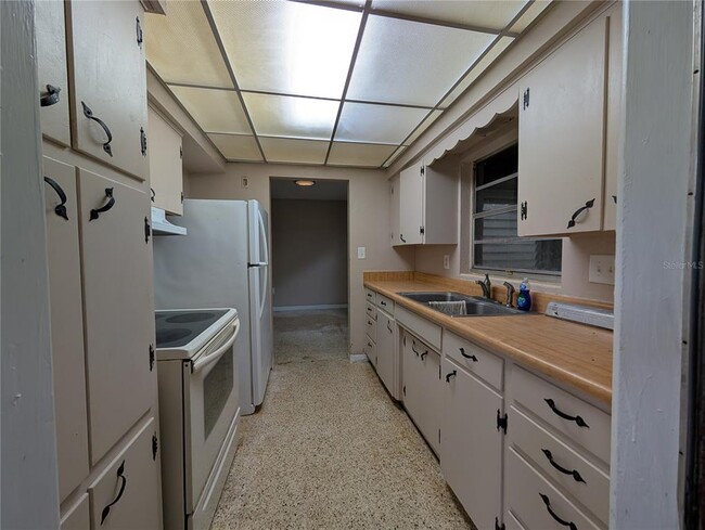 Building Photo - 208 Oakwood Dr