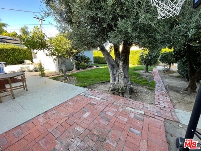 Building Photo - 5346 Rhea Ave