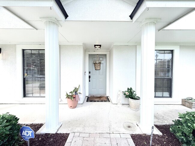 Building Photo - Stylish 4BR Home Minutes from Everything