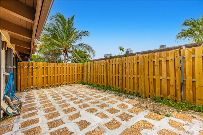 Building Photo - 2627 Parkview Dr S