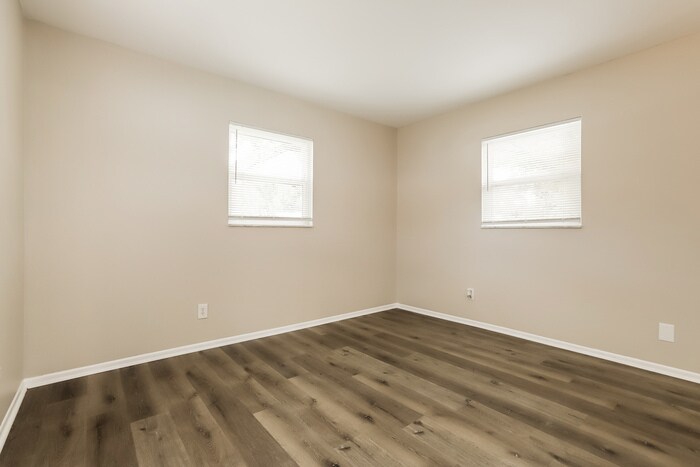 Building Photo - 779 Lynndale St N