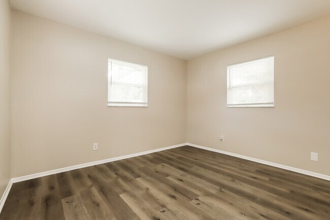 Building Photo - 779 Lynndale St N