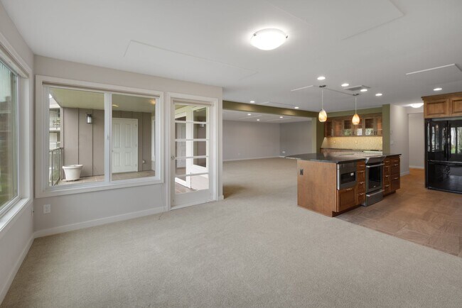 Building Photo - 2bd/2ba Bellevue Condo