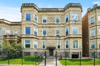 Building Photo - Spacious 2BR, 2BA Haven with Hardwood Elegance right across from Humboldt Park!