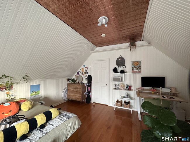 Building Photo - 345 Main St