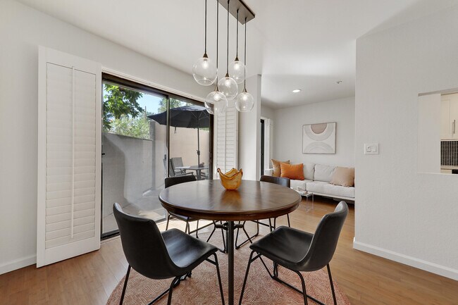 Building Photo - 835 Village Square S