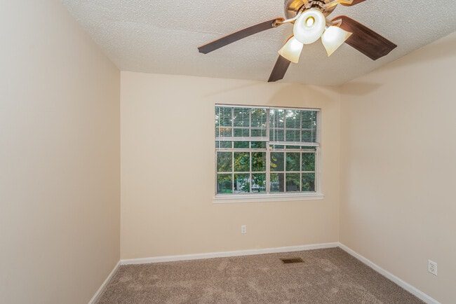 Building Photo - 5938 Dewey Heights Rd