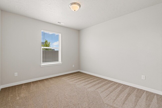 Building Photo - 4 Bedroom, 2 Bath Gorgeous Nampa Home on a...