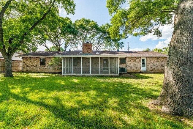 Building Photo - 1376 Poppy Ln