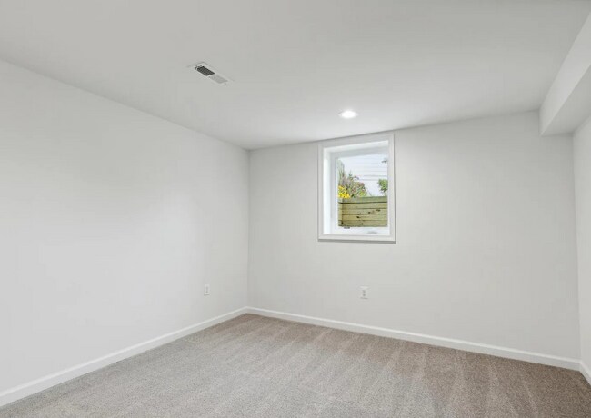 Building Photo - 5522 Lanham Way