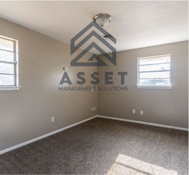 Building Photo - Cute 4 bedroom House