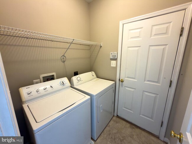 Building Photo - 1929 Melvor Ln