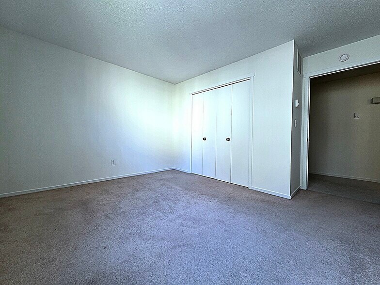 Building Photo - 563 Heritage Vlg