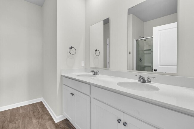 Building Photo - Modern Comfort in the Heart of Ladson