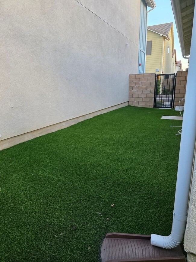 Building Photo - Modern 4BR Townhome in Fontana