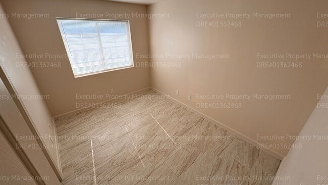 Building Photo - 3 bedroom/ 2 bathroom apartment