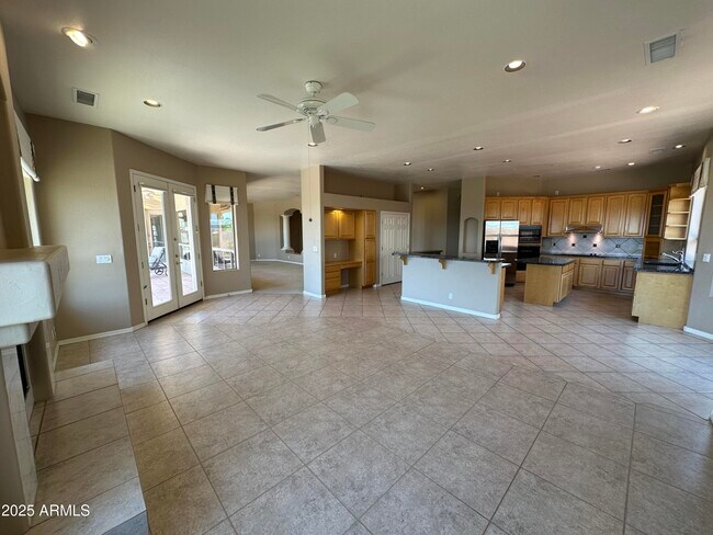 Building Photo - 2053 E Clubhouse Dr