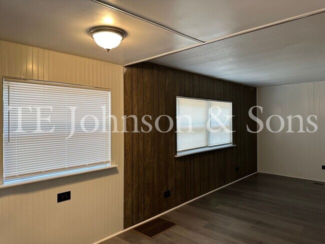 Building Photo - Secluded 2 Bedroom Manufactured Home