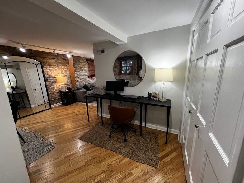 Entry - 2328 N Southport Ave