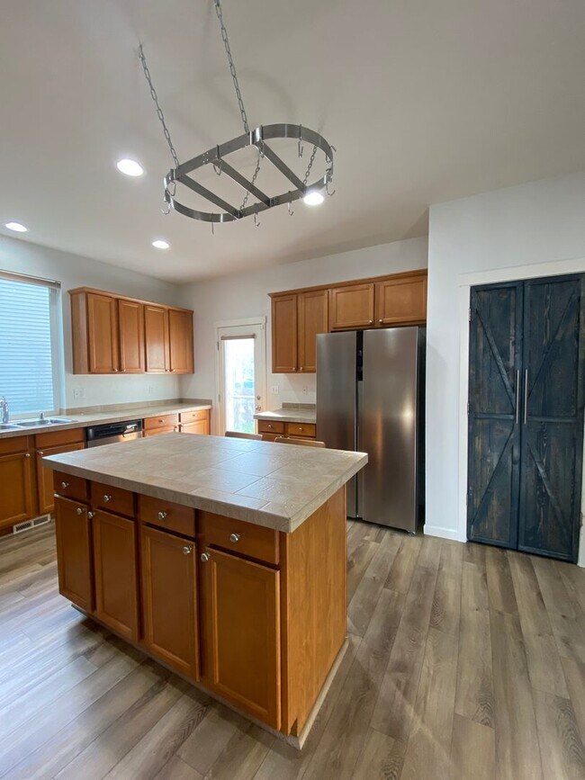 Building Photo - Pride of Ownership in this 3 BDRM, 2.5 BAT...