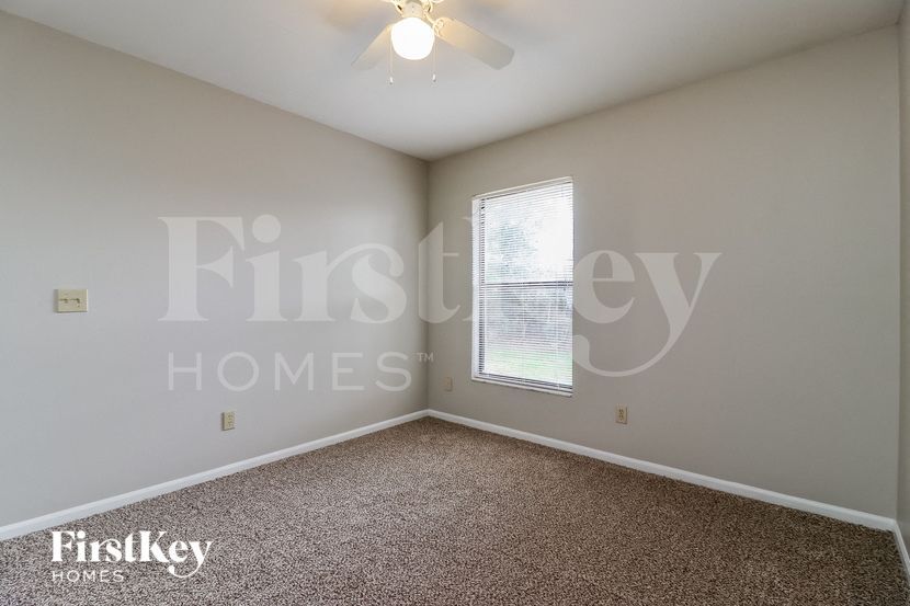 Building Photo - 1907 Landside Dr