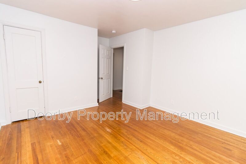 Building Photo - 4913 Carolyn Ln