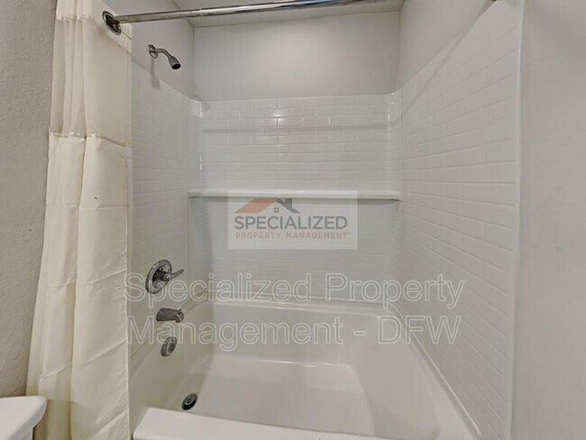 Building Photo - 453 Milverton Dr