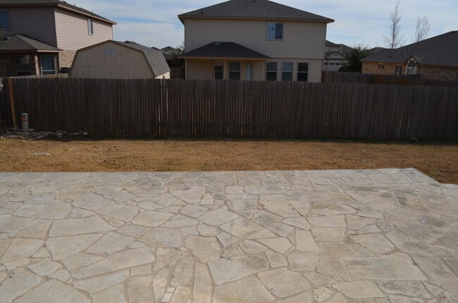 Building Photo - HUGE 5 BEDROOM HOME IN SAVANNAH HEIGHTS!