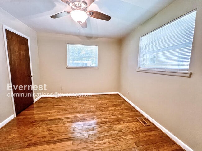 Building Photo - 401 Oak Ln