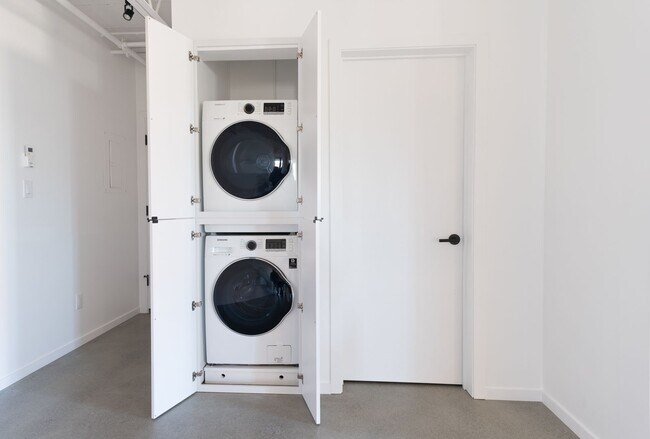 Building Photo - Industrial 1 BD near Warren St!