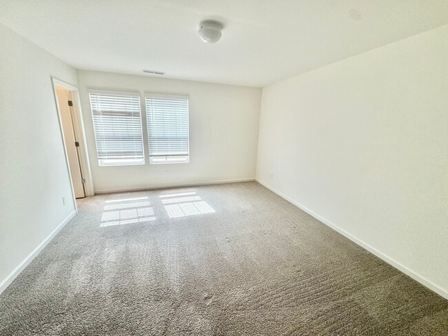 Building Photo - Three bedroom 2 1/2 bath townhome with att...