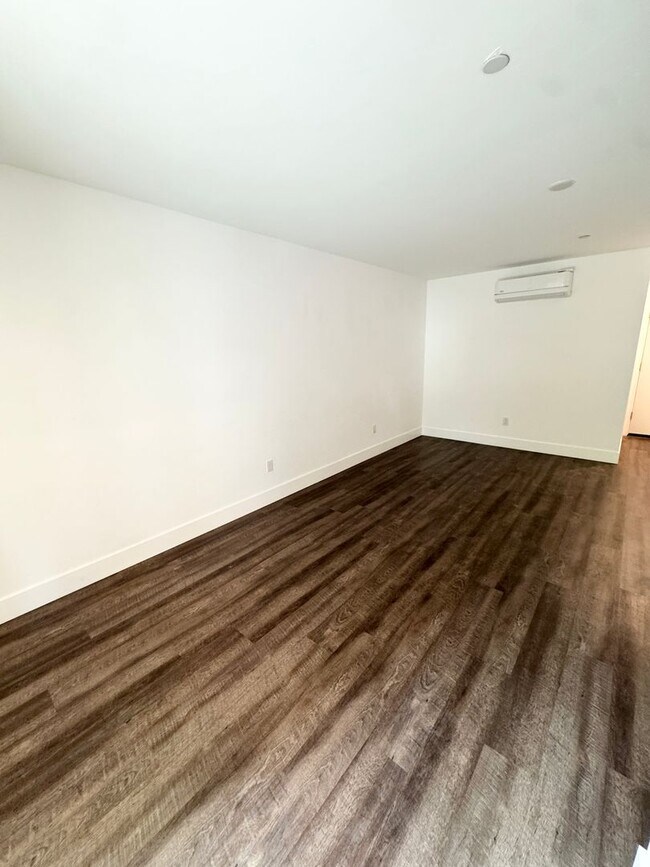 Building Photo - Luxury 3 Bed / 3 Bath Modern Home in Downtown Sacramento – Mansion Flats