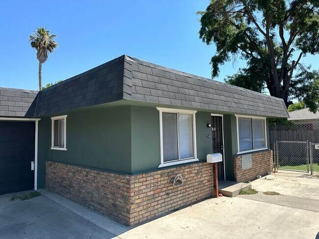 Primary Photo - 3 Bedroom 1 Bathroom Duplex