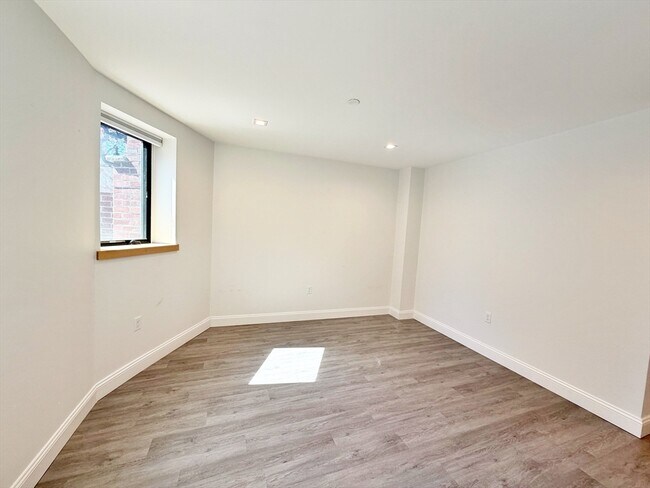 Building Photo - 182 Webster St