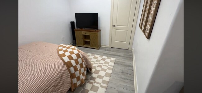 Building Photo - WOW! This home has it all, 3 full bathrooms, 5 true bedrooms AND a bonus room. great outdoor spac...