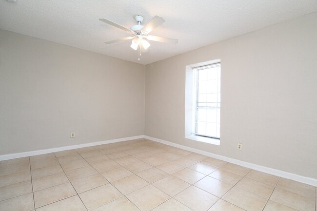 Building Photo - Updated 1-Bedroom Condo in Bay Winds – Wat...