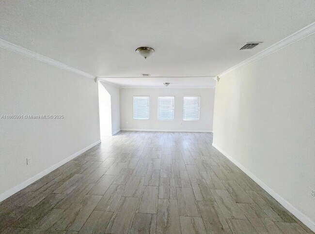 Building Photo - 934 SW 8th Ct