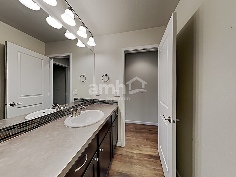 Building Photo - 2665 Link Ave