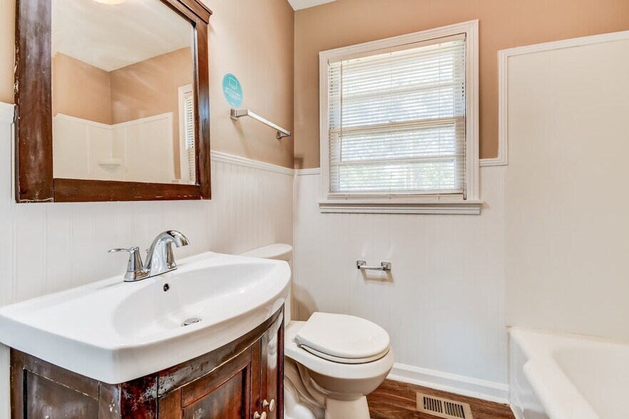 Building Photo - 111 Meadowood Ave