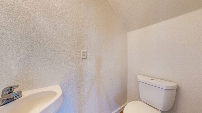 Building Photo - Beautiful 3 Bedroom 2.5 Bath Single Family...