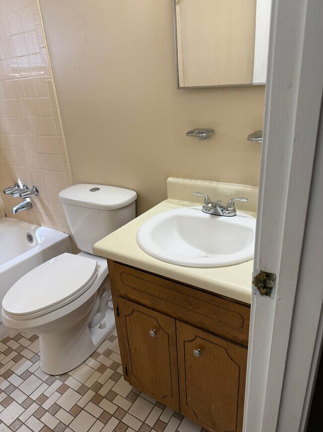 Building Photo - SELF TOURING AVAILABLE - Nice House with F...
