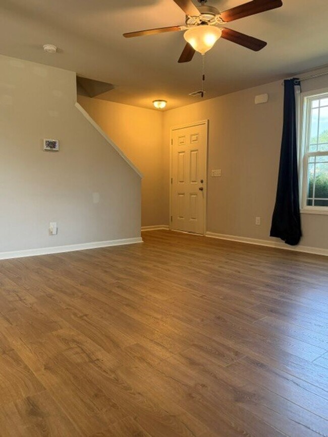 Building Photo - Cute 3 Bedroom Home Nestled in the back of the cul-de-sac
