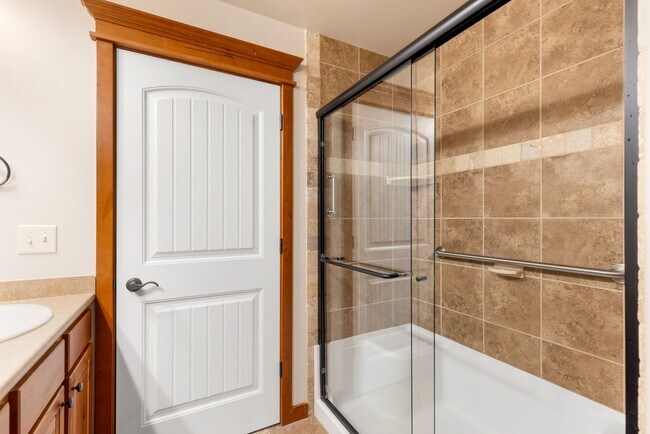 Building Photo - Spacious Single Level home with A/C & 3-ca...